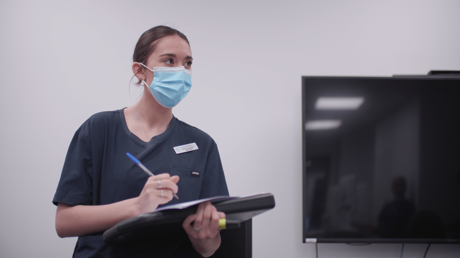 Speech Pathologist listening to clinical handover